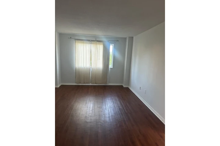 $1700 : Condominium image 3