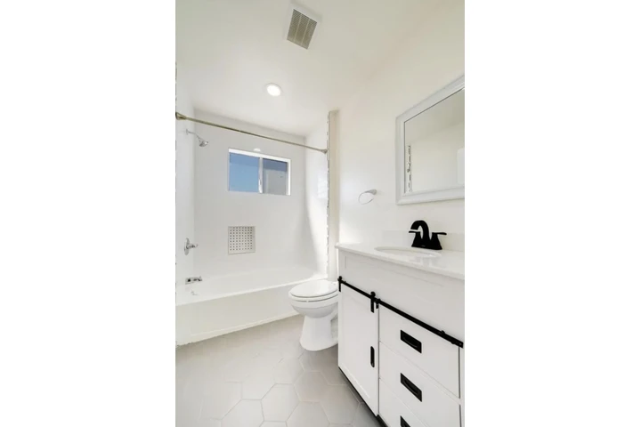 $1990 : 2 Bedroom Apt in James M Wood image 9