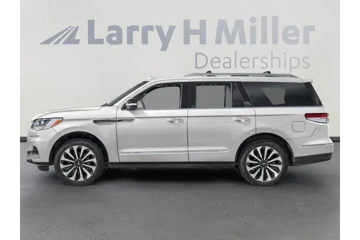 Lincoln Navigator 2023 4x2 R image 3
