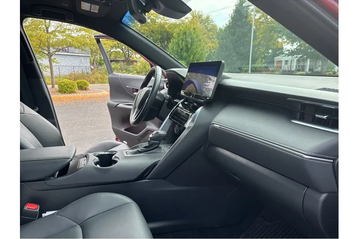 $40000 : Gold Certified2023 Venza Nigh image 5