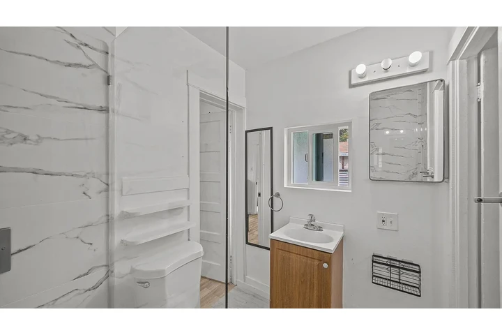 $800 : Home includes 2 bedrooms ! image 6
