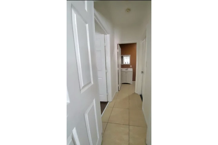 $1200 : Cuarto  de  Renta  !!!! image 4