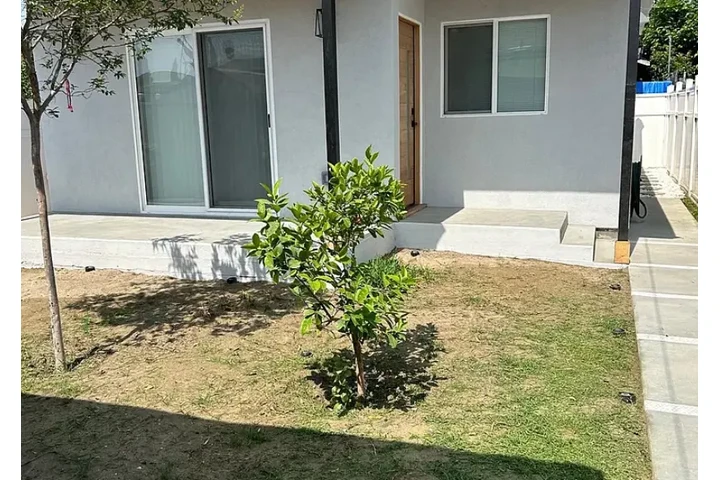 $1660 : 2 BEDROOM HOUSE GARAGE PARKING image 1