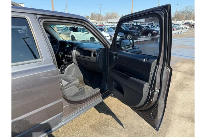 $7980 : 2016 Patriot FWD 4dr Sport image 8