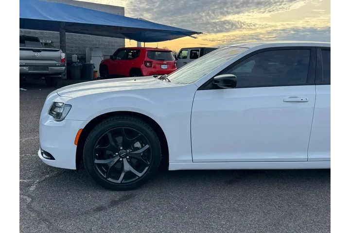 $28692 : Chrysler 300 2023 Touring 4d image 10