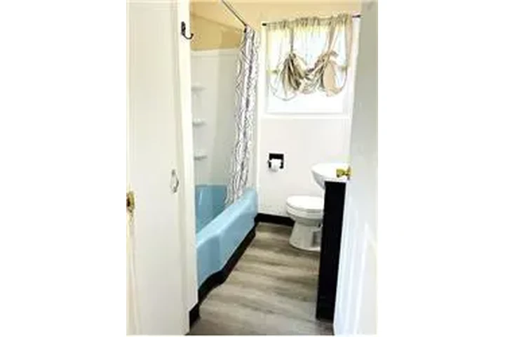 $1100 : Rental property with 2 bedro image 10