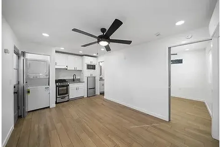 $1095 : 1 bed 1 bath home for rent image 2