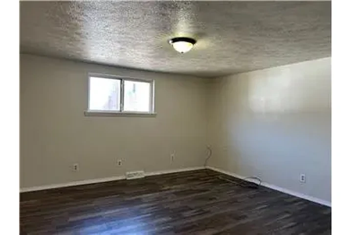 $675 : Rental property with 2 bedro image 4