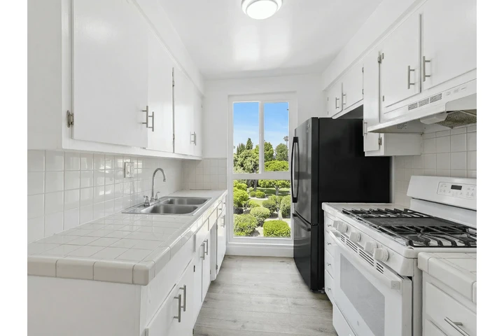 $2470 : 2.5x the rent minimum image 8