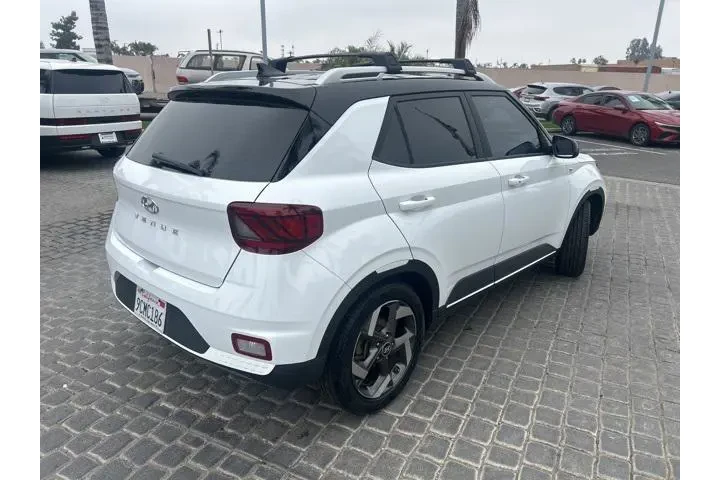 $16995 : Hyundai VENUE 2022 SEL 4dr C image 4