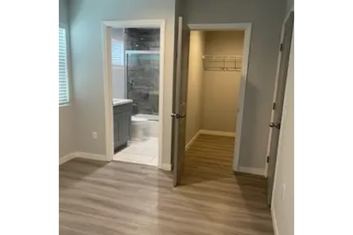 $2675 : RENTO CASA DE ATRÁS-(ADU) image 3
