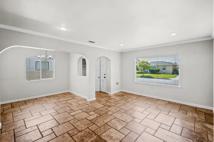 $1700 : Downey 🏠 Pet Friendly Renta image 6