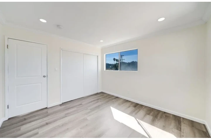 $1990 : 2 Bedroom Apt in James M Wood image 6