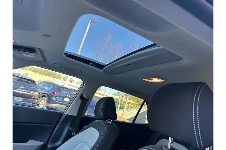 $17178 : Hyundai VENUE 2023 SEL 4dr C image 9