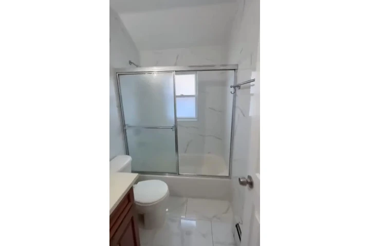$2700 : Disponible apt/ College Point image 2