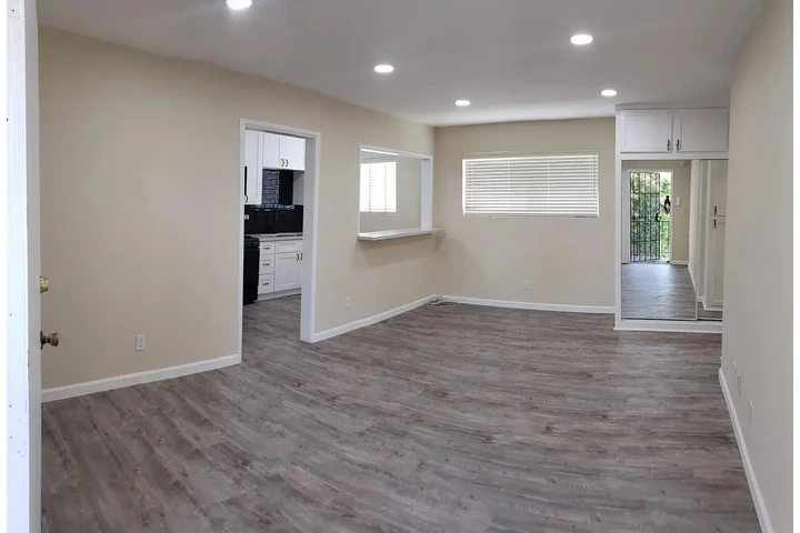 $850 : Spacious Cozy Studio Available image 2