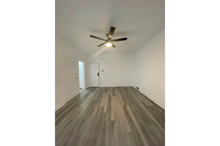 $1525 : Estudio Totalmente Remodelado image 1