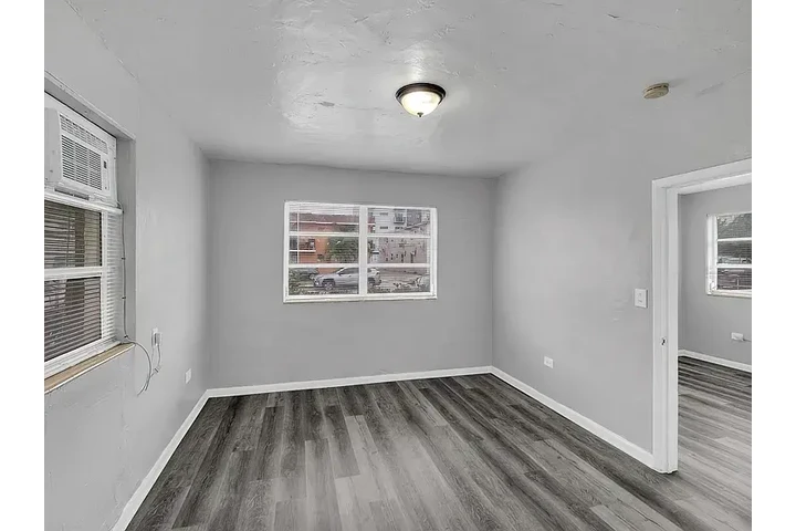 $1568 : Riverside image 1