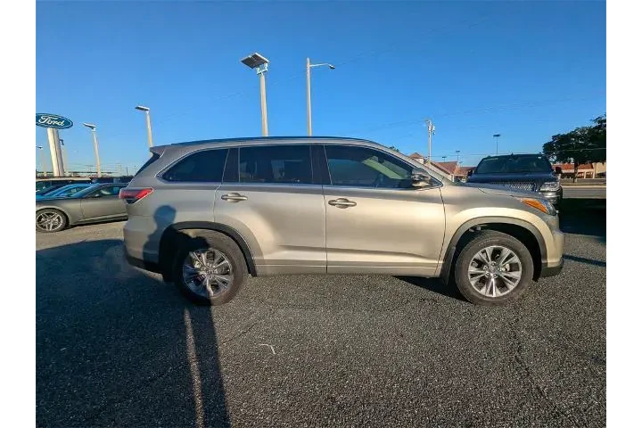 $22403 : Toyota Highlander 2015 XLE 4 image 2