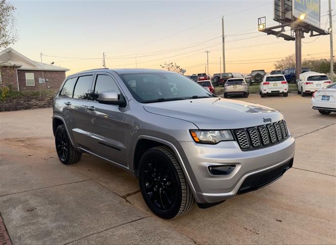 $19995 : 2018 Grand Cherokee image 3