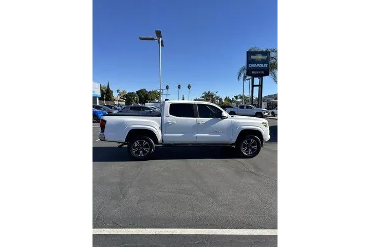 $29897 : Toyota Tacoma 2021 4x2 SR5 4 image 2