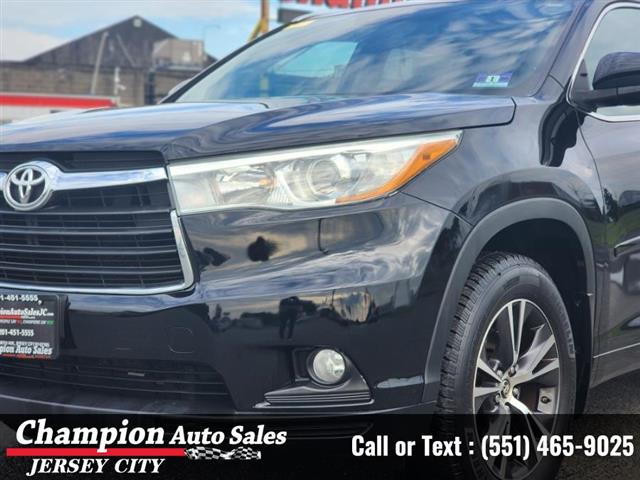 Used 2016 Highlander AWD 4dr image 3