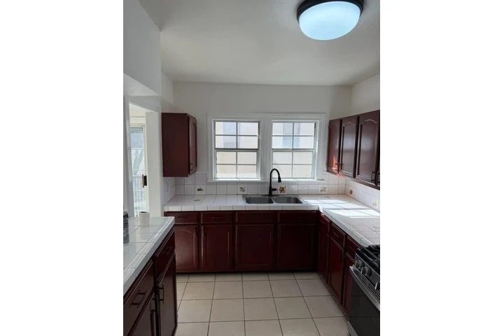 $1985 : 2 Bedroom Apt in Koreatown image 5