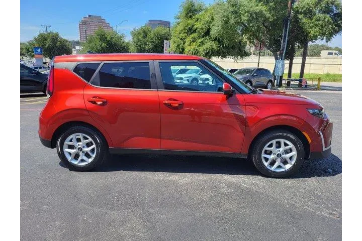 $19800 : Kia Soul 2025 S 4dr Crossove image 2