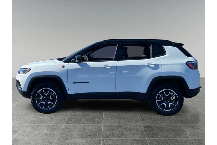 $30986 : Jeep Compass 2024 4x4 Trailh image 2
