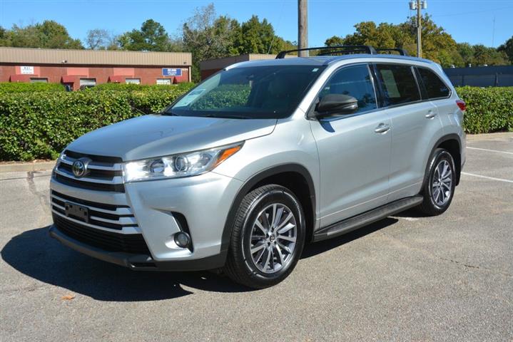 2017 Highlander XLE image 1