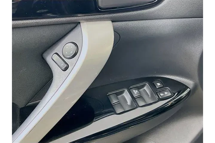 $11975 : Mitsubishi Eclipse Cross 201 image 9