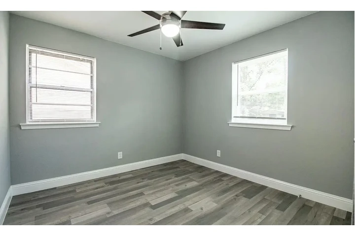 $800 : Beautiful hardwood floor home image 4