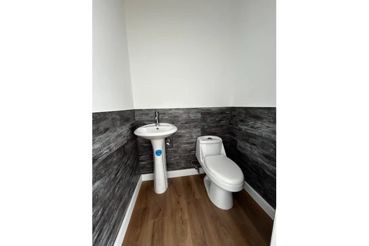 $1348 : Local comercial en renta image 1