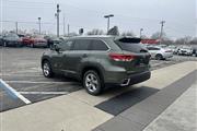 $26999 : 2017 Highlander SUV V-6 cyl thumbnail