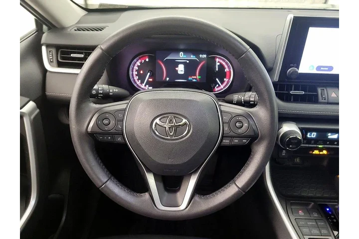 $31998 : Toyota RAV4 2023 AWD XLE Pre image 10