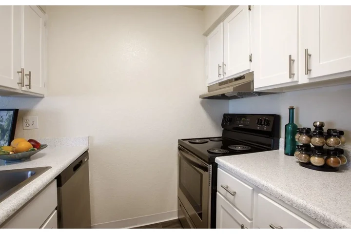 $1400 : One bed room image 3