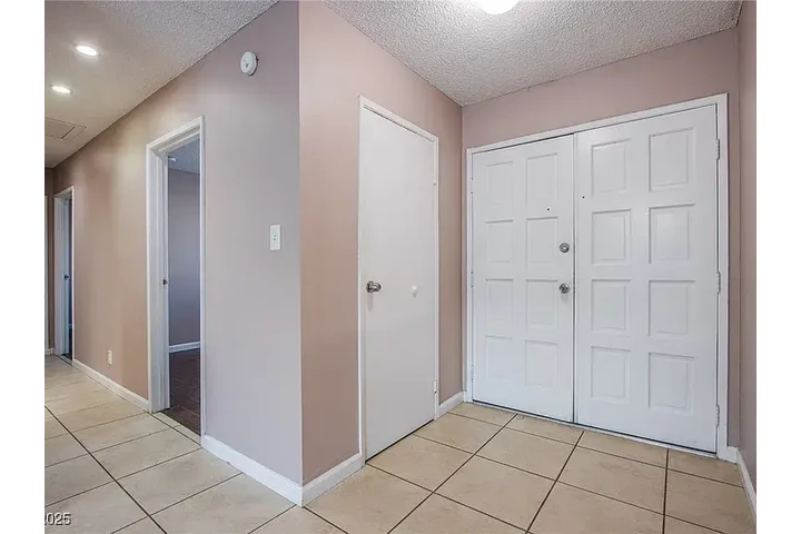 $900 : Charming SINGLE-STORY 3-Bedroo image 2