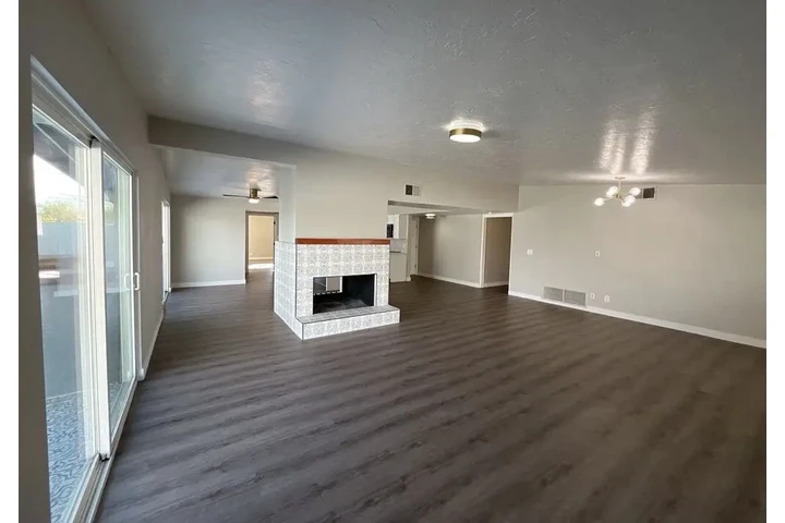 $950 : Lovely modern Spacious home image 4