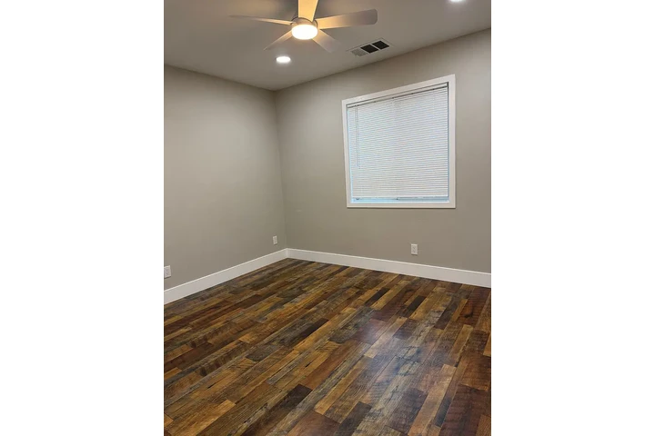 $800 : Newly renovated 2 bedroom 1 image 6