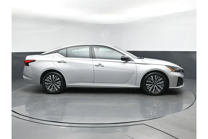 $15252 : Nissan Altima 2024 2.5 SV 4d image 3