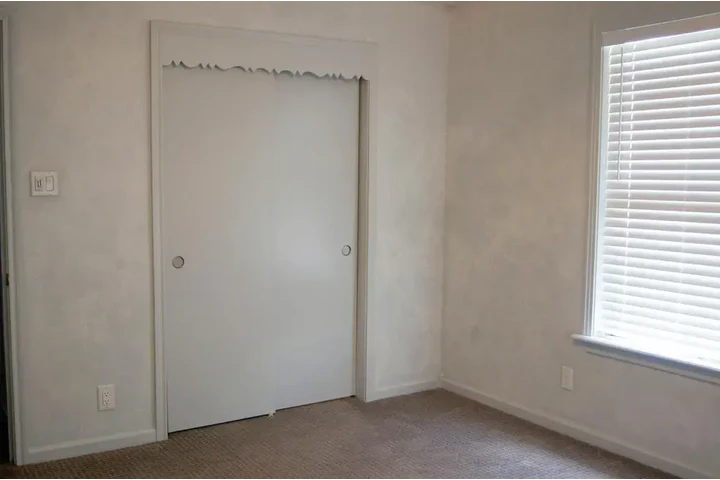 $1050 : Available/ Greater Heights image 8