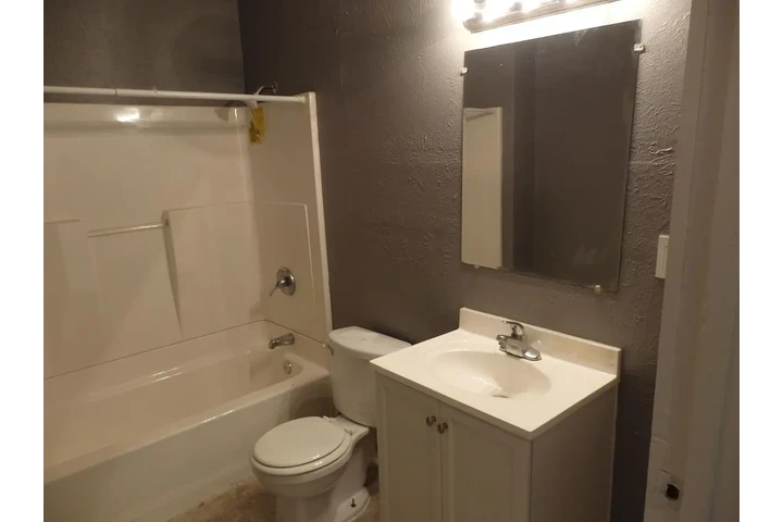 $800 : This is a wonderful bungalow ! image 6
