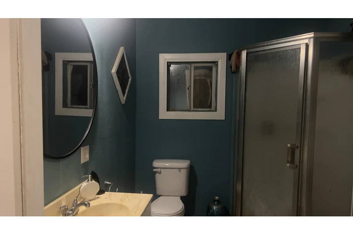 $900 : Se renta recámara amueblada image 1