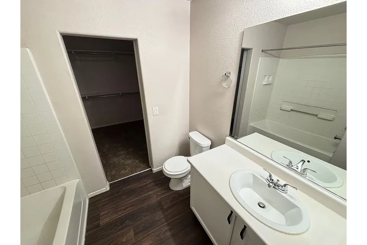 $1940 : This spacious home features la image 9