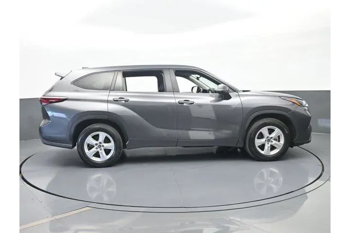 $31541 : Toyota Highlander 2024 LE 4d image 7