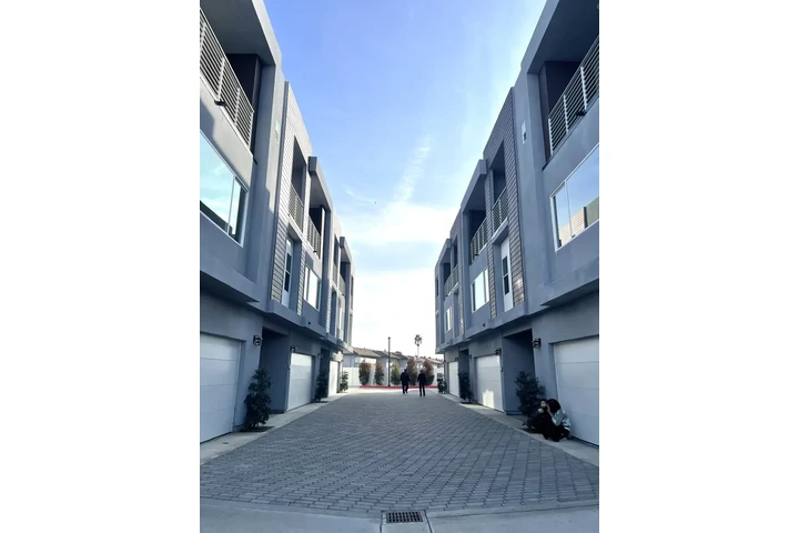 $1 : Casa nueva 5 recámaras en rent image 2