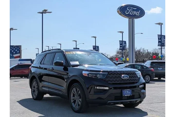 $29331 : Ford Explorer 2023 AWD XLT 4 image 2
