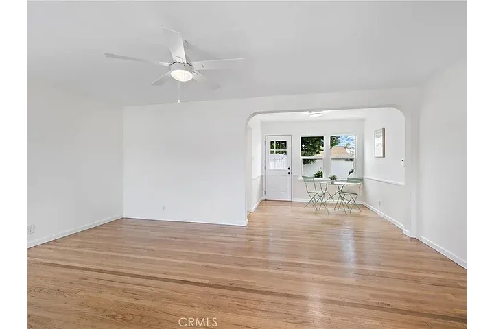 $1000 : Beautifully refreshed 2-bed image 3