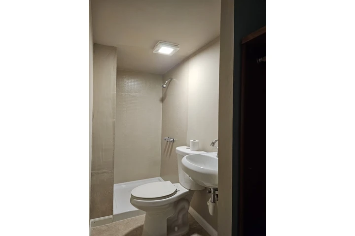 $950 : Se renta cuarto grande image 4