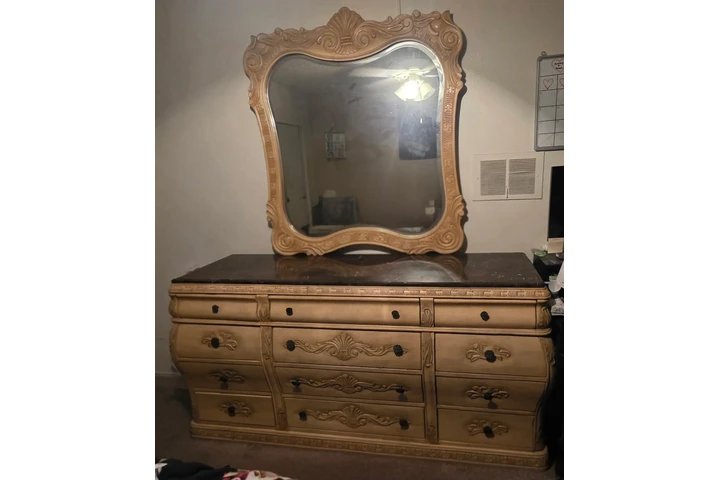 $600 : Antique Bedroom Set image 2